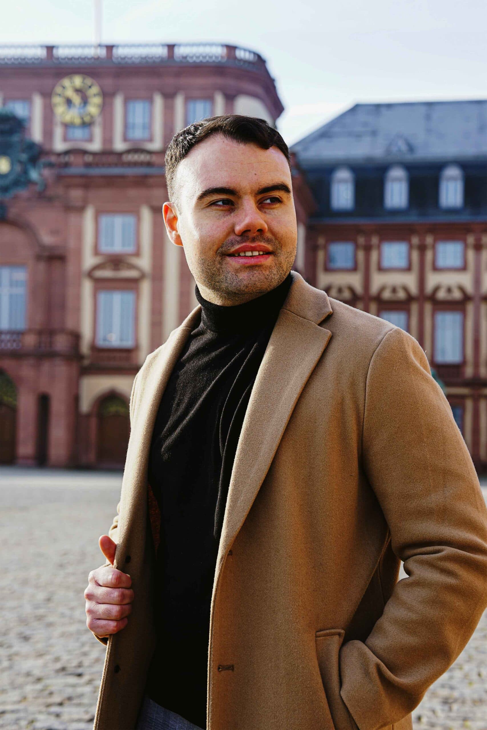 Lukas Wasner vor dem Mannheimer Schloss